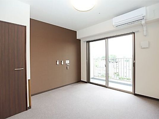 広々とした明るい居室