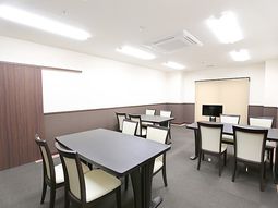 清潔なダイニングテーブル