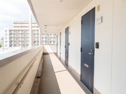 明るい廊下の居室入口
