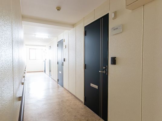 照明の灯る綺麗な廊下