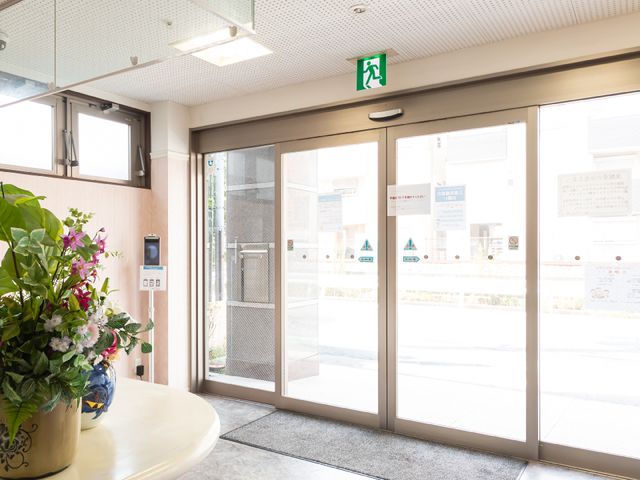 明るいエントランス空間