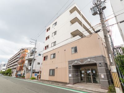 都会的な外観の建物エントランス