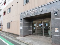 施設の入り口と看板