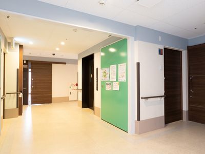 廊下の角にあるエレベーター