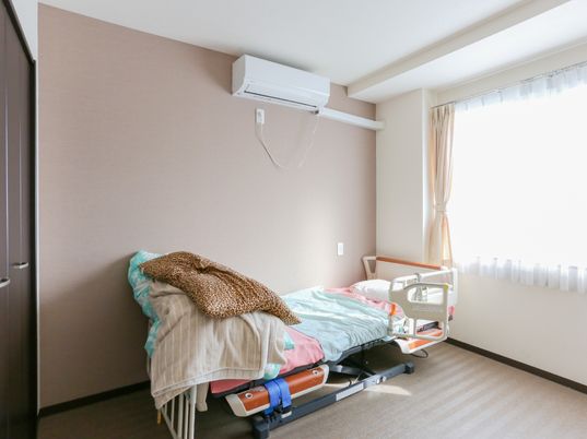 明るい居室の一角