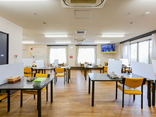 広々とした明るい食堂