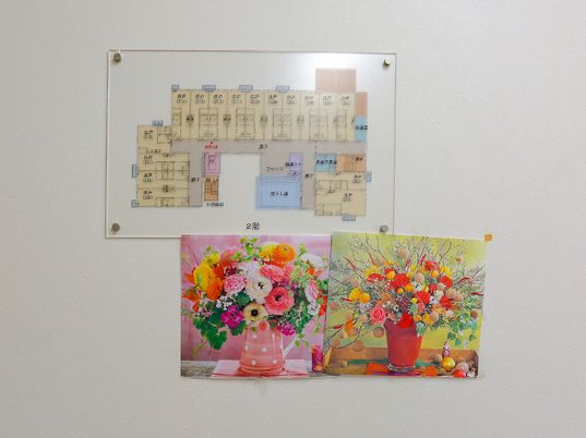 掲示物と花の絵