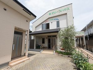 明るい外観の施設入口