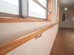 廊下の手すりと窓辺