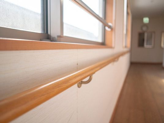 廊下の手すりと窓辺