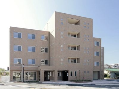 明るい日差しの外観