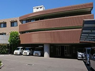 緑に囲まれた外観