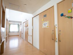 光が差し込む廊下