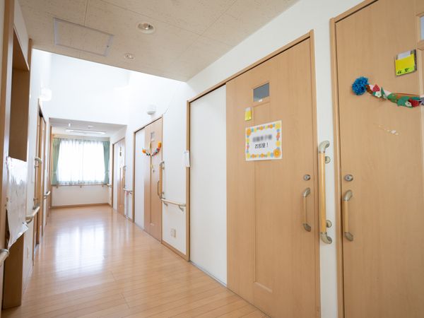 光が差し込む廊下