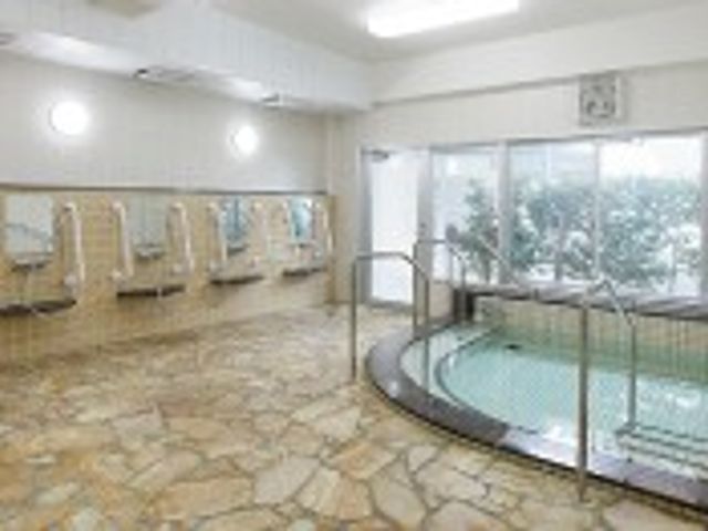 温かな光が差し込む浴室 浴室 採光が良く、自然光が差し込む場所です。清潔感のある安心したひとときを過ごせます。