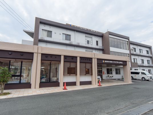施設の外観と看板