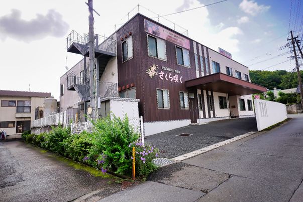 落ち着いた色調の外観