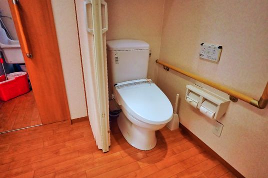 バリアフリー設計のトイレ