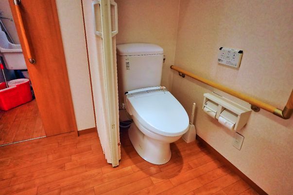 バリアフリー設計のトイレ