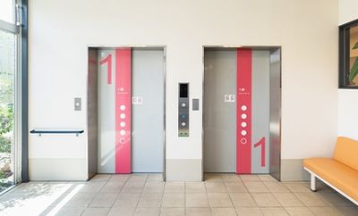 明るいエレベーター