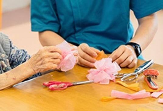 手作業する様子のテーブル