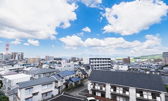 街並みと青空の外観
