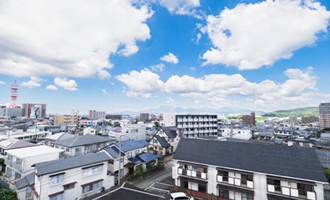 街並みと青空の外観