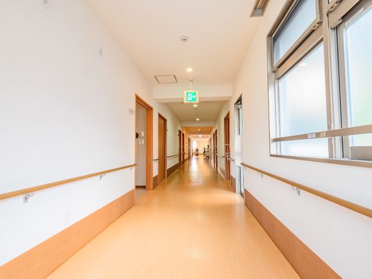 明るく清潔な廊下
