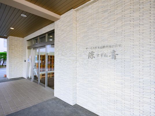 清潔な施設のエントランス
