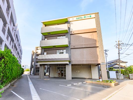明るい日差しの外観