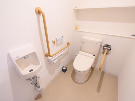 手すり付き洗面トイレ設備