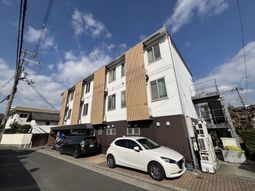 三階建て建物の外観