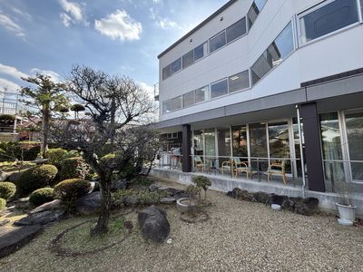 庭とガラス張りの建物