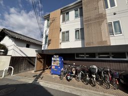 自転車と自販機のある入口