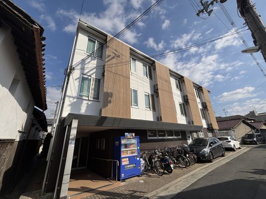白い外壁の建物