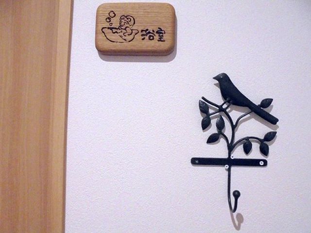 落ち着きのある浴室 浴室 穏やかなデザインが施された空間です。リラックスして利用できます。