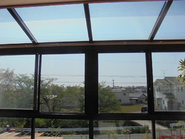 自然を望む大窓 内観 広々とした大きな窓から、心地よい自然光が入ります。明るい空間でリラックスできます。