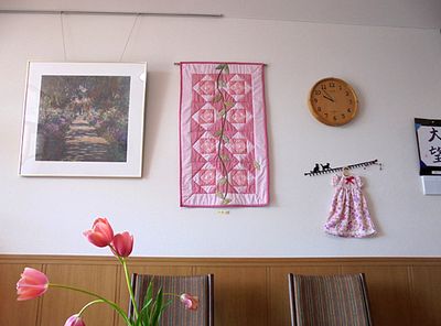 装飾された壁のある室内