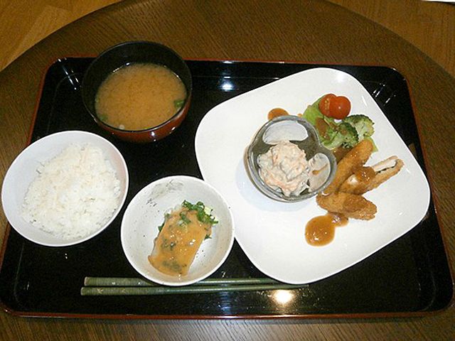 栄養豊富な食事例 料理 栄養バランスの取れた食事を提供しています。季節の食材を豊富に使用し、健康をサポートします。