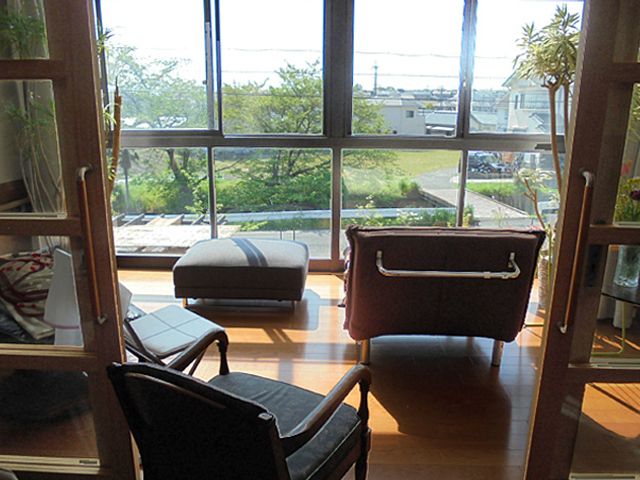 自然光が差し込む部屋 ラウンジ 自然光が心地よく差し込む落ち着いた空間です。椅子に座り、くつろぎのひと時をお過ごしいただけます。