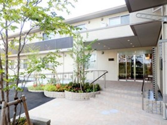 緑あふれる施設のエントランス