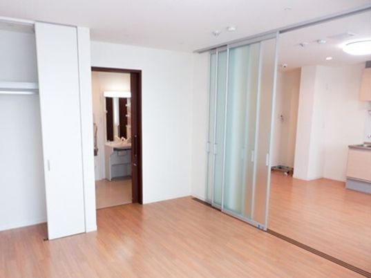 広々した明るい居室