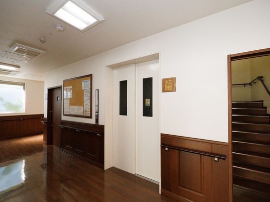 清潔感のある施設の廊下