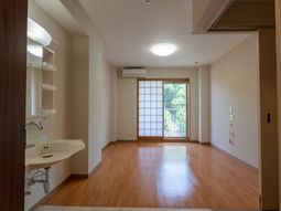 広々とした明るい居室