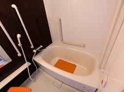 バリアフリー設計の浴室