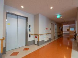 バリアフリー設計の廊下