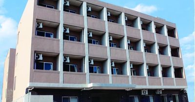 シンプルな四階建て建物