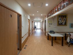明るい廊下と掲示物