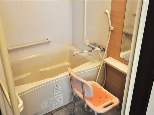 バリアフリー設計の浴室