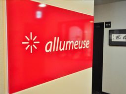 赤い壁面にロゴ看板